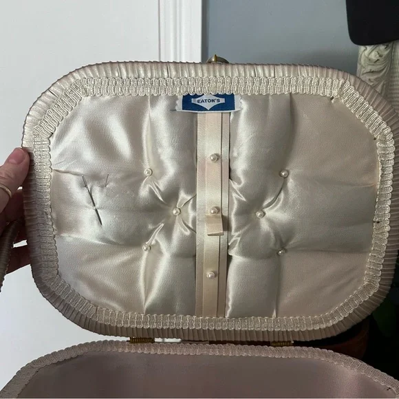 Eaton’s Vintage Woven Sewing Basket with Floral Embroidery and Satin Interior - Picture 9 of 16